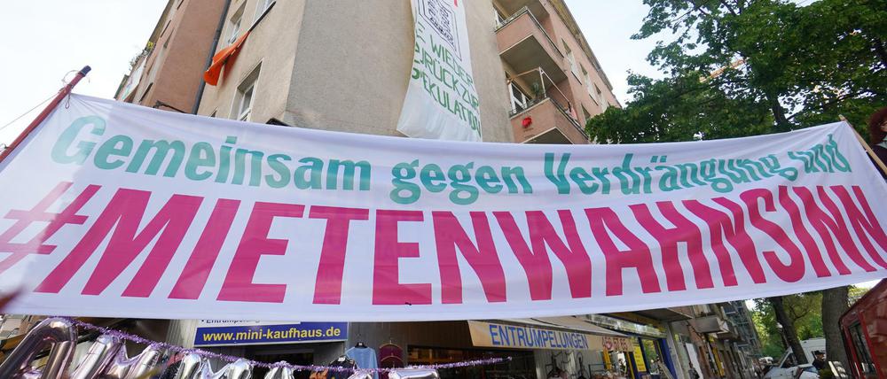Mieten in Berlin für manchen unbezahlbar. Teilnehmer einer Demonstration gegen den "Mietenwahnsinn".