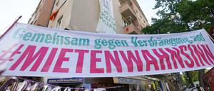 Mieten in Berlin für manchen unbezahlbar. Teilnehmer einer Demonstration gegen den "Mietenwahnsinn".