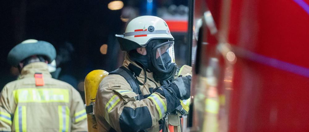 Im Gefahrenbereich. Das Gros der Arbeit von Feuerwehrleuten bilden Rettungsdiensteinsätze.