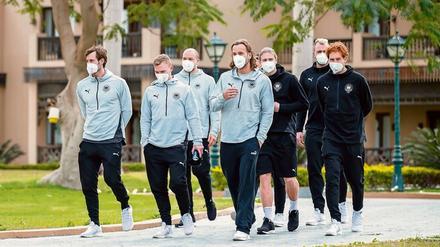 Auslauf im Ressort. Die Hygieneregeln rund um die Handball-WM in Ägypten sind streng. Ein Spaziergang in der weiträumigen Hotelanlage aber ist erlaubt. Davon machen auch die deutschen Nationalspieler Gebrauch, so auch der Berliner Paul Drux (3.v.l.).
