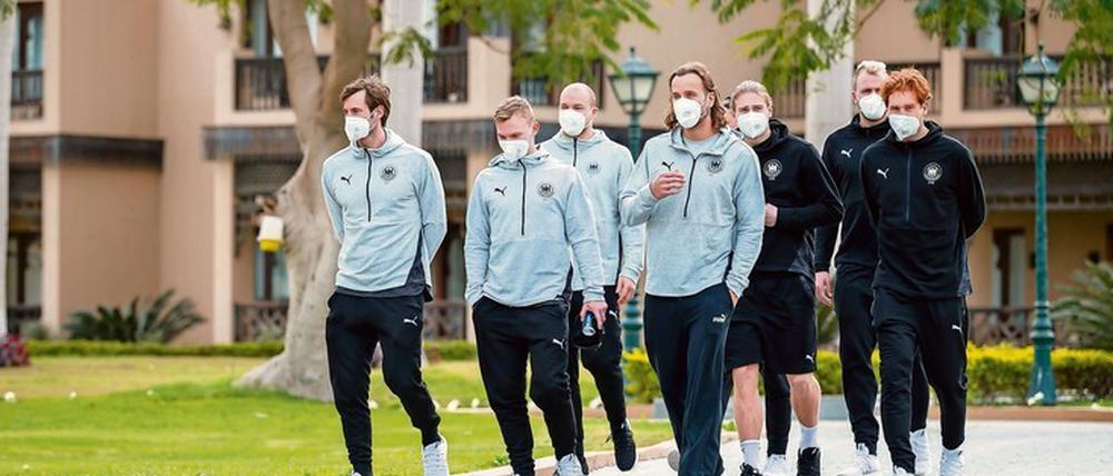 Auslauf im Ressort. Die Hygieneregeln rund um die Handball-WM in Ägypten sind streng. Ein Spaziergang in der weiträumigen Hotelanlage aber ist erlaubt. Davon machen auch die deutschen Nationalspieler Gebrauch, so auch der Berliner Paul Drux (3.v.l.).