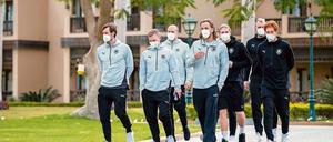 Auslauf im Ressort. Die Hygieneregeln rund um die Handball-WM in Ägypten sind streng. Ein Spaziergang in der weiträumigen Hotelanlage aber ist erlaubt. Davon machen auch die deutschen Nationalspieler Gebrauch, so auch der Berliner Paul Drux (3.v.l.).
