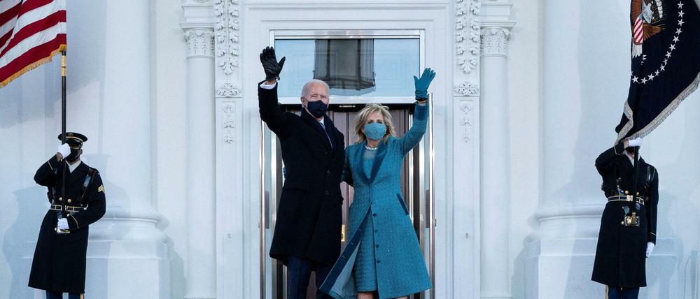 Joe Biden betritt mit seiner Frau Jill Biden erstmals als US-Präsident das Weiße Haus.