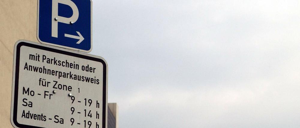 Blau-weißes Schild für eine Anwohnerparkzone in Berlin.