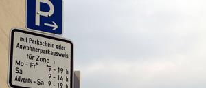 Blau-weißes Schild für eine Anwohnerparkzone in Berlin.