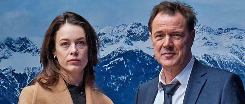 Für die sechsteilige ARD-ORF-Serie "Euer Ehren" haben die Dreharbeiten begonnen. Sebastian Koch übernimmt die Rolle von Richter Michael Jacobi, Paula Beer spielt die Tochter eines serbischen Clanchefs, die von ihrem Vater die Drogengeschäfte übernommen hat.