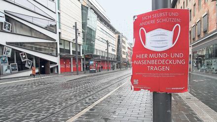 Risiko-Minimierung. Wer die Zahl der individuellen Kontakte radikal reduziert und weiter konsequent Maske trägt, hilft beim Kleinhalten des R-Werts. In der weitgehend menschenleeren Fußgängerzone von Mannheim scheint das schon machbar.