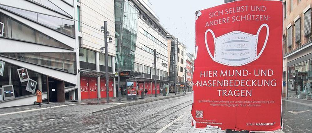 Risiko-Minimierung. Wer die Zahl der individuellen Kontakte radikal reduziert und weiter konsequent Maske trägt, hilft beim Kleinhalten des R-Werts. In der weitgehend menschenleeren Fußgängerzone von Mannheim scheint das schon machbar.