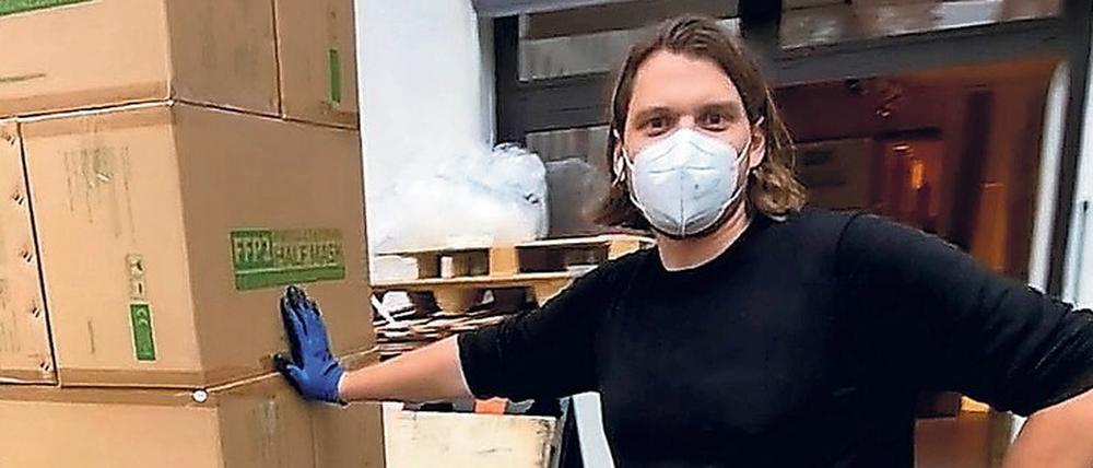 Marvin Matzke trägt seine Masken auch selbst. 