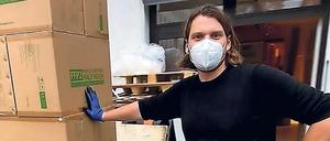 Marvin Matzke trägt seine Masken auch selbst. 