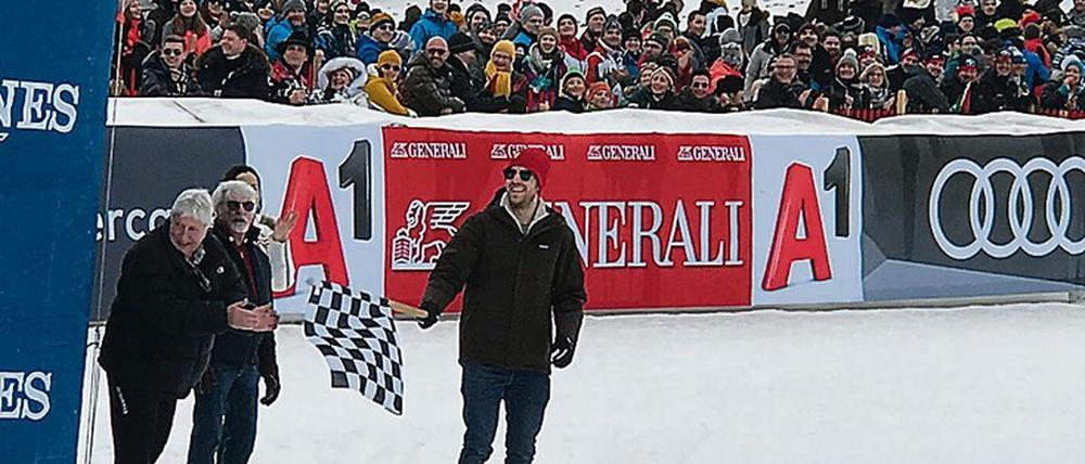 Pausenclown. Beim Promirennen schwenkt Sebastian Vettel die Zielflagge.