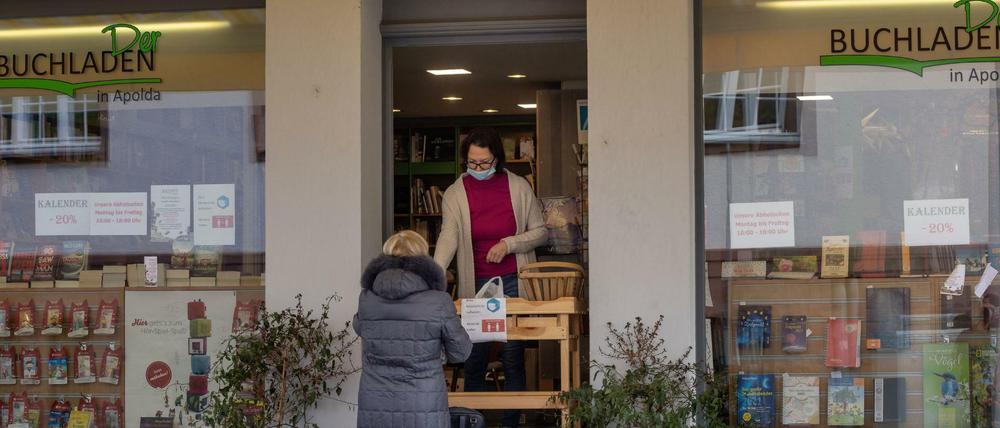 Selbstabholerin bei einer Buchhandlung in Apolda, Thüringen. ,