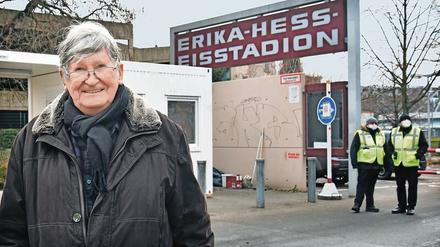 :Vor dem Stich: Unser Autor Lothar Heinke vorm Impfzentrum im Wedding