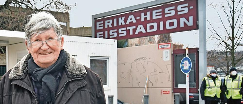 :Vor dem Stich: Unser Autor Lothar Heinke vorm Impfzentrum im Wedding