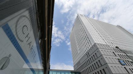 Der Bettenturm am Charité-Campus in Mitte. Von dort in der Nähe koordiniert die Klinik auch die Corona-Maßnahmen.