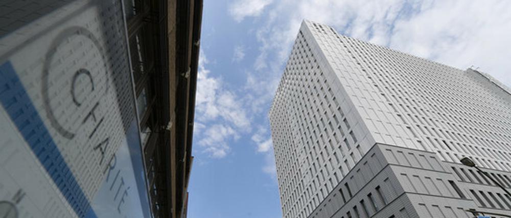Der Bettenturm am Charité-Campus in Mitte. Von dort in der Nähe koordiniert die Klinik auch die Corona-Maßnahmen.