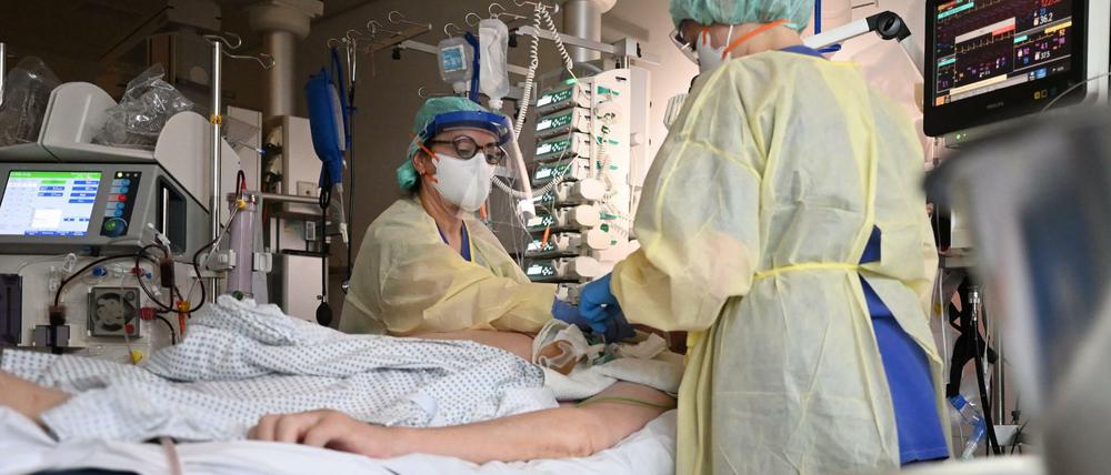 Ein Patient liegt auf der Intensivstation für Covid-19 Patienten im künstlichen Koma und wird beatmet