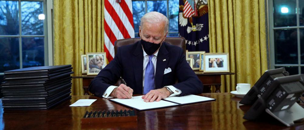 Noch am Tag seiner Amtseinführung unterzeichnete US-Präsident Joe Biden erste Beschlüsse.