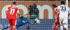 Der Moment der Entscheidung. Rafal Gikiewicz hält den Elfmeter von Marcus Ingvartsen.
