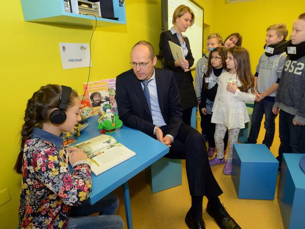 Hier bei der Eröffnung der Sprachlernwerkstatt in der Moltke-Grundschule 2016. Doch sonst kam Mark Rackles oft als Feuerwehrmann.