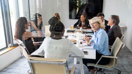 Viele an einem Tisch: Die Berliner Verwaltung soll diverser werden. (Symbolbild)