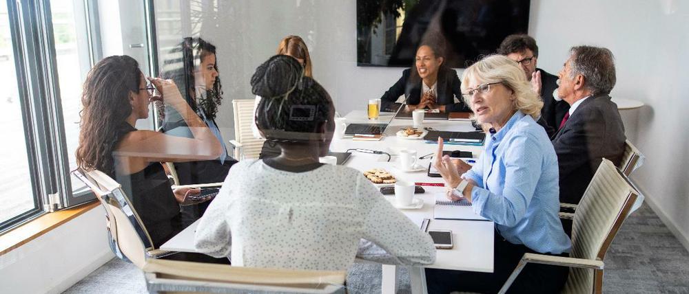 Viele an einem Tisch: Die Berliner Verwaltung soll diverser werden. (Symbolbild)