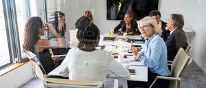 Viele an einem Tisch: Die Berliner Verwaltung soll diverser werden. (Symbolbild)