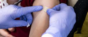 Ein Kind wird geimpft.