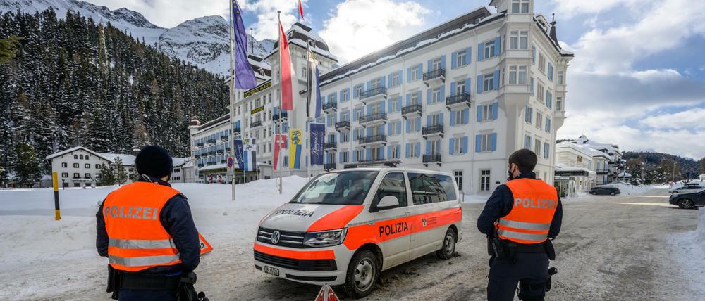 Ein Polizeiauto steht vor dem Eingang des Hotel Kempinski in St. Moritz.
