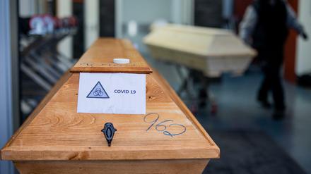 Ein Opfer von Covid-19: Sarg bei einem Bestatter in Dülmen 