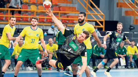 Stabile Seitenlage. Toptorschütze Johannes Golla liegt schön in der Luft und wird dafür auch von seinen brasilianischen Gegenspielern bewundert. 
