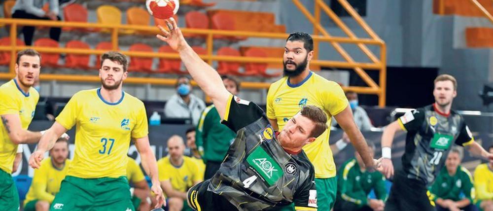 Stabile Seitenlage. Toptorschütze Johannes Golla liegt schön in der Luft und wird dafür auch von seinen brasilianischen Gegenspielern bewundert.