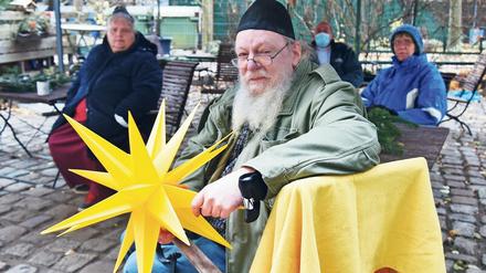 Stern der Hoffnung. Jürgen Horn von der Diakonie betreut im Kultur- und Sozialzentrum in der Gitschiner Straße in Kreuzberg Obdachlose. Für „Menschen helfen!“ 2020/21 bittet der Tagesspiegel-Spendenverein die Leserinnen und Leser um Unterstützung unter anderem für die Versorgung der Menschen im coronasicheren Außenbereich. 