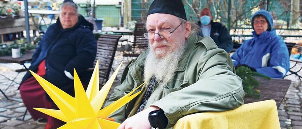 Stern der Hoffnung. Jürgen Horn von der Diakonie betreut im Kultur- und Sozialzentrum in der Gitschiner Straße in Kreuzberg Obdachlose. Für „Menschen helfen!“ 2020/21 bittet der Tagesspiegel-Spendenverein die Leserinnen und Leser um Unterstützung unter anderem für die Versorgung der Menschen im coronasicheren Außenbereich.