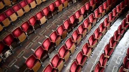 Im Berliner Ensemble sind Sitzreihen und einzelne Sitze wegen der Kontakteinschränkungen während der Coronapandemie ausgebaut. Gespielt wird trotzdem nicht.