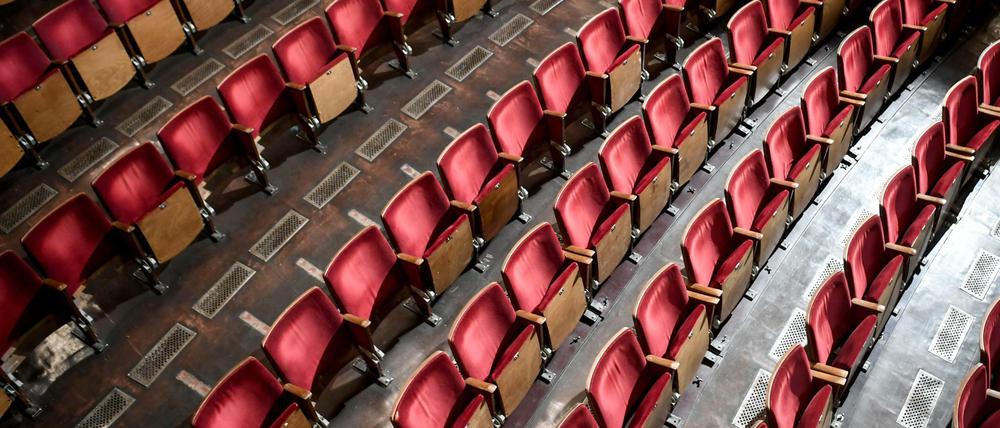 Im Berliner Ensemble sind Sitzreihen und einzelne Sitze wegen der Kontakteinschränkungen während der Coronapandemie ausgebaut. Gespielt wird trotzdem nicht.