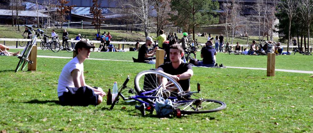 In kleinen Kreisen: Berliner:innen genießen die Sonne im Gleisdreieckpark.