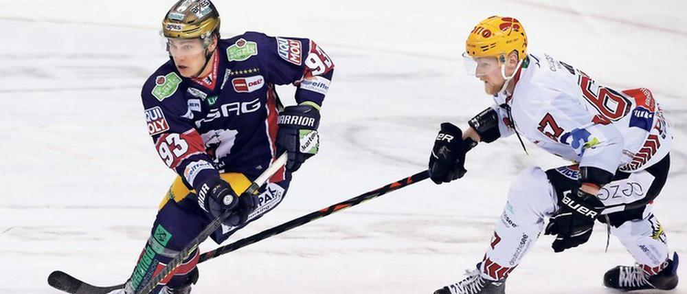 Verfolgt. Leo Pföderl (l.) traf zum 2:0. Zuvor taten sich die Eisbären schwer. Foto: Imago