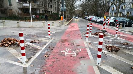 Diagonalsperre mit Pollern an der Prinzregenten- Ecke Durlacher Straße in Berlin-Wilmersdorf. Weiterhin passen Autos hindurch.
