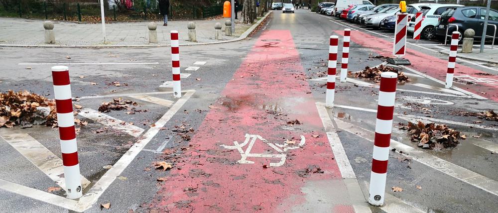 Diagonalsperre mit Pollern an der Prinzregenten- Ecke Durlacher Straße in Berlin-Wilmersdorf. Weiterhin passen Autos hindurch.