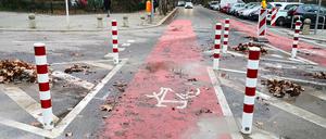 Diagonalsperre mit Pollern an der Prinzregenten- Ecke Durlacher Straße in Berlin-Wilmersdorf. Weiterhin passen Autos hindurch.