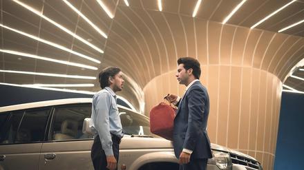 Jungunternehmer Ashok (Rajkummar Rao, re.) bezahlt Balram (Adarsh Gourav) für sein Schweigen. 