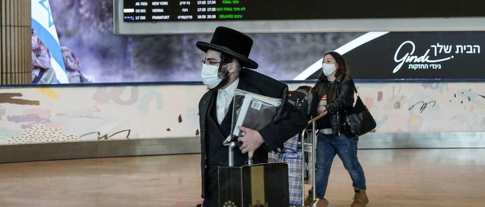 Während Forscher in Israel sich optimistisch geben und Zeichen einer Besserung sehen – weniger Neuinfizierte und weniger Klinikaufenthalte unter den Geimpften – verharrt die Zahl der Todesfälle landesweit auf hohem Niveau. dpa-Bildfunk +++