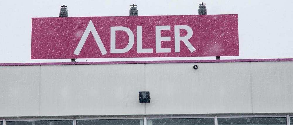 Viele der Modehändler könnten nach dem Wegfall von großen Teilen des Weihnachtsgeschäfts die Sommerwaren nicht bezahlen, ihnen drohe die Insolvenz, erläutert ein Sprecher des BTE das zentrale Problem der Branche. Einer aktuellen Erhebung des Einzelhandelsverbands HDE zufolge fürchten 61 Prozent der befragten Textilhändler, 2021 ihr Geschäft aufgeben zu müssen.  