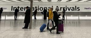 Fluggäste gehen über einen Flughafen. 