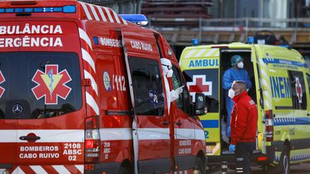 Krankenwagen stehen vor einer Klinik in Lissabon.