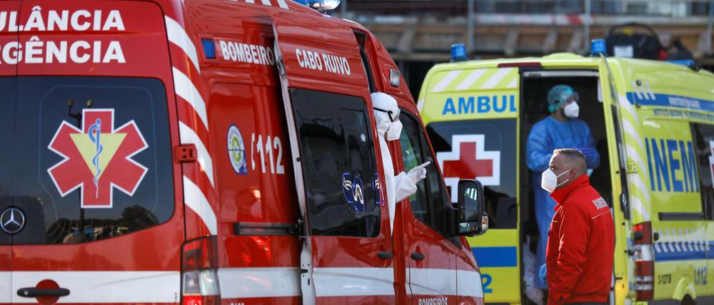 Krankenwagen stehen vor einer Klinik in Lissabon.