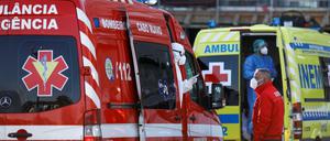 Krankenwagen stehen vor einer Klinik in Lissabon.