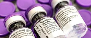 Ampullen des Impfstoffs von Biontech/Pfizer.