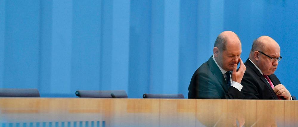 Im März 2020 spannten sie einen riesigen Schirm - der dann größer war als nötig: Finanzminister Olaf Scholz (links) und Wirtschaftsminister Peter Altmaier. 